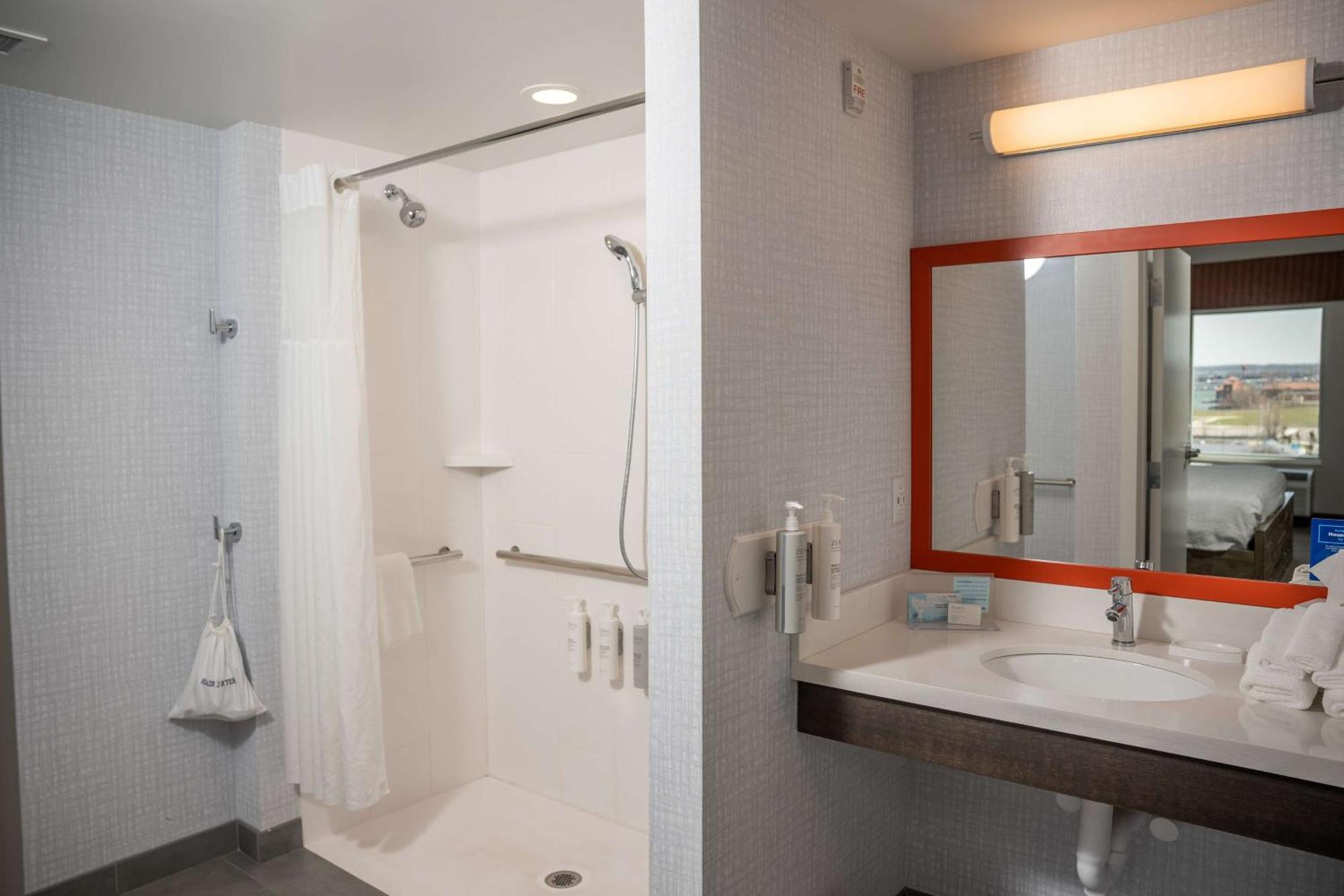 Hampton Inn & Suites Erie Bayfront Eksteriør billede